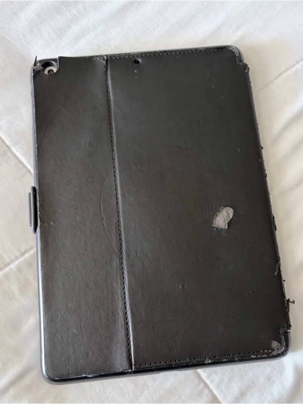 iPad Air 1st Gen MD788LL/A - FOR PARTS/DAMAGED(SHATTERED SCREEN) (Bundle W/ Case